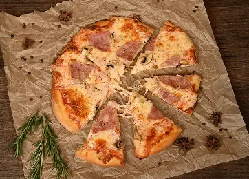 Пицца с ветчиной и грибами